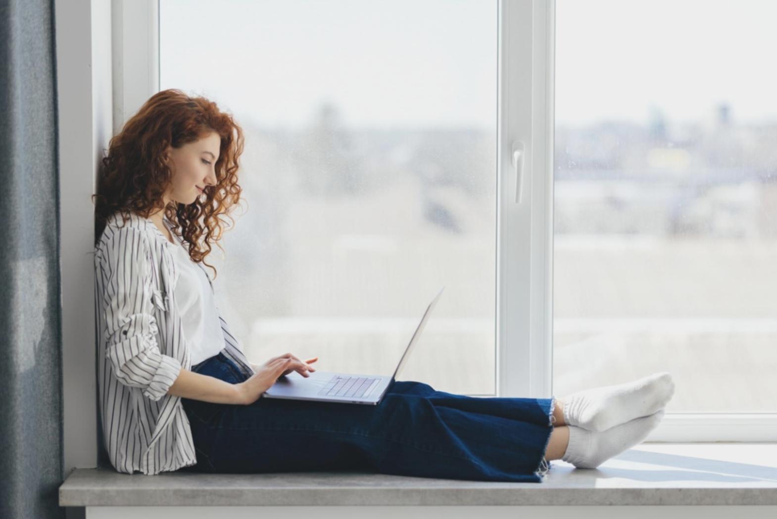 Espacio de trabajo creativo con materiales para desarrollo de pensamiento innovador